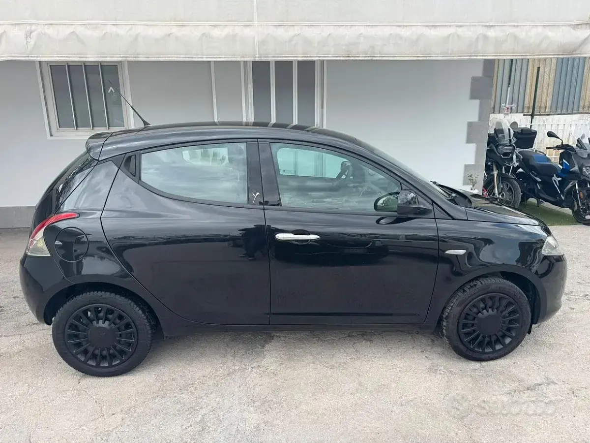 Usata Lancia Ypsilon Silver 69 CV (50 kW) 2013 Nero Utilitaria
