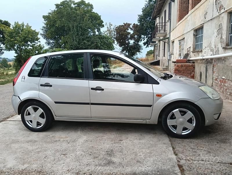 Usata Ford Fiesta Ambiente 68 CV (50 kW) 2002 Grigio Utilitaria