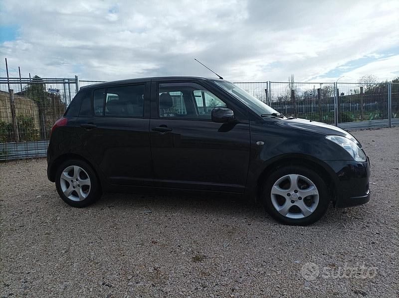 Nero Usata 2007 Suzuki Swift GLX Due volumi | 3800 € (Buon prezzo) - Immagine 1/4