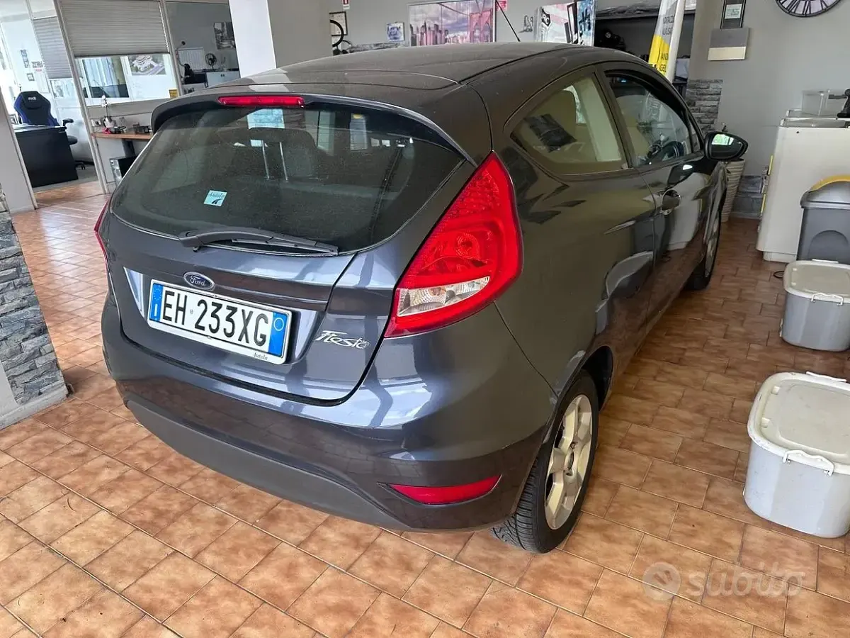 Usata Ford Fiesta 92 CV (67 kW) 2011 Grigio Berlina
