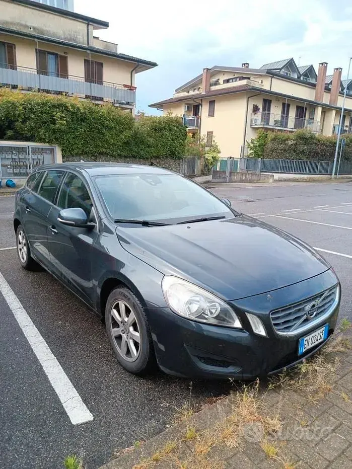 Usata Volvo V60 Momentum 115 CV (84 kW) 2012 Bluazzurro Station wagon