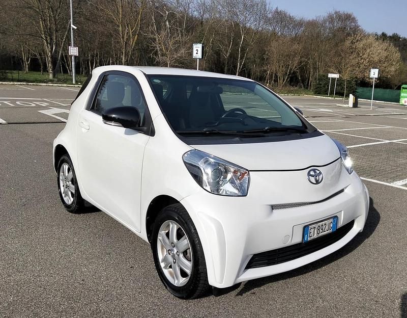 Käytetty Toyota iQ 68 HP (50 kW) 2013 Valkoinen Viistoperä