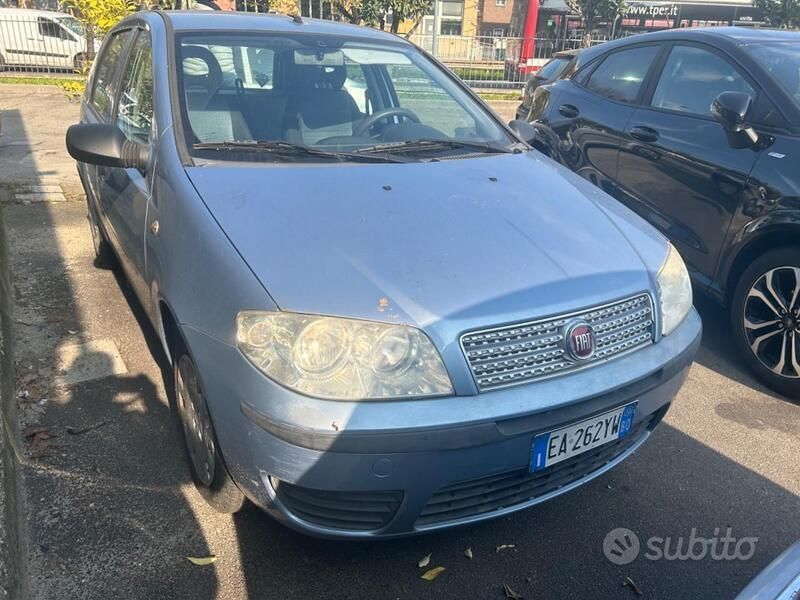 Usata 2010 Fiat Punto Due volumi | 4000 € (Buon prezzo) - Immagine 1/4