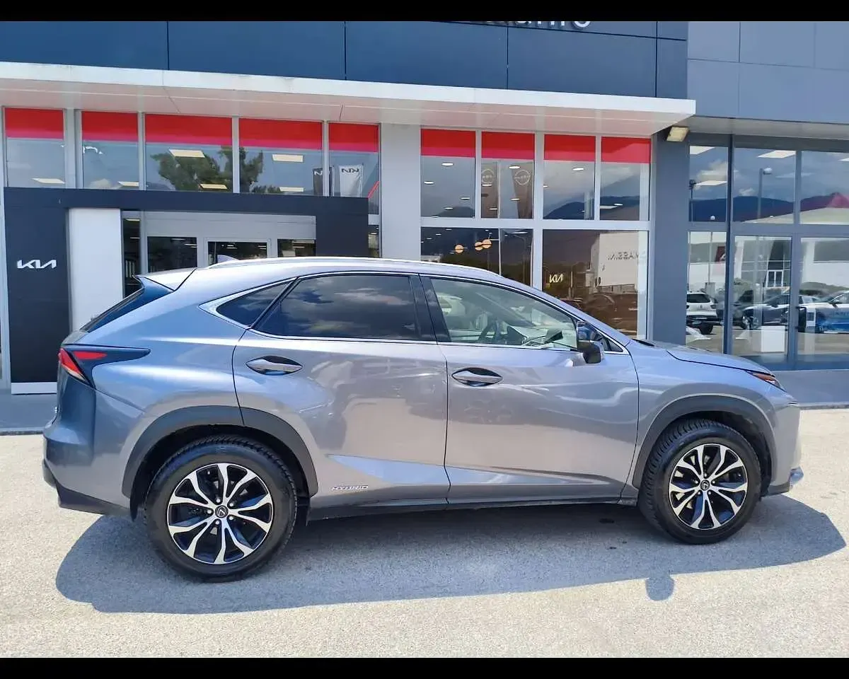 Usata Lexus NX300h Sport Line 155 CV (114 kW) 2015 Argento SUV