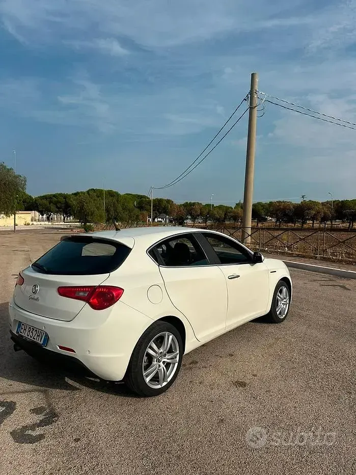 Usata Alfa Romeo Giulietta 105 CV (77 kW) 2012 Bianco Utilitaria