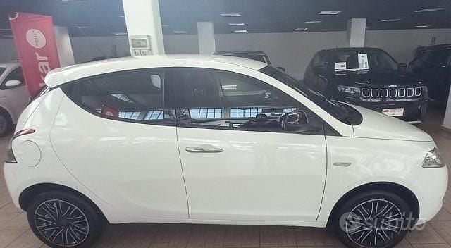 Usata Lancia Ypsilon Gold 69 CV (50 kW) 2019 Bianco Utilitaria