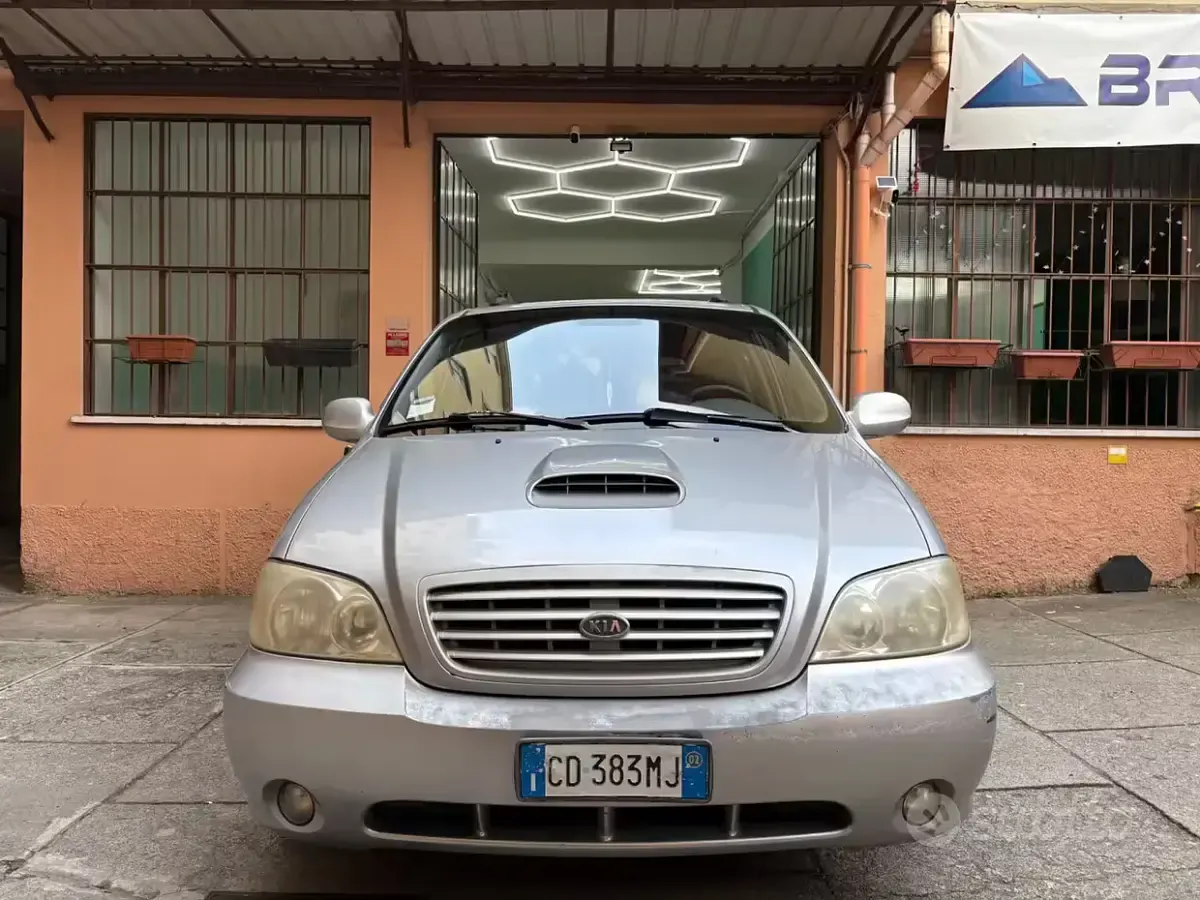 Usado Kia Carnival EX 145 CV (106 kW) 2002 Gris Monovolumen