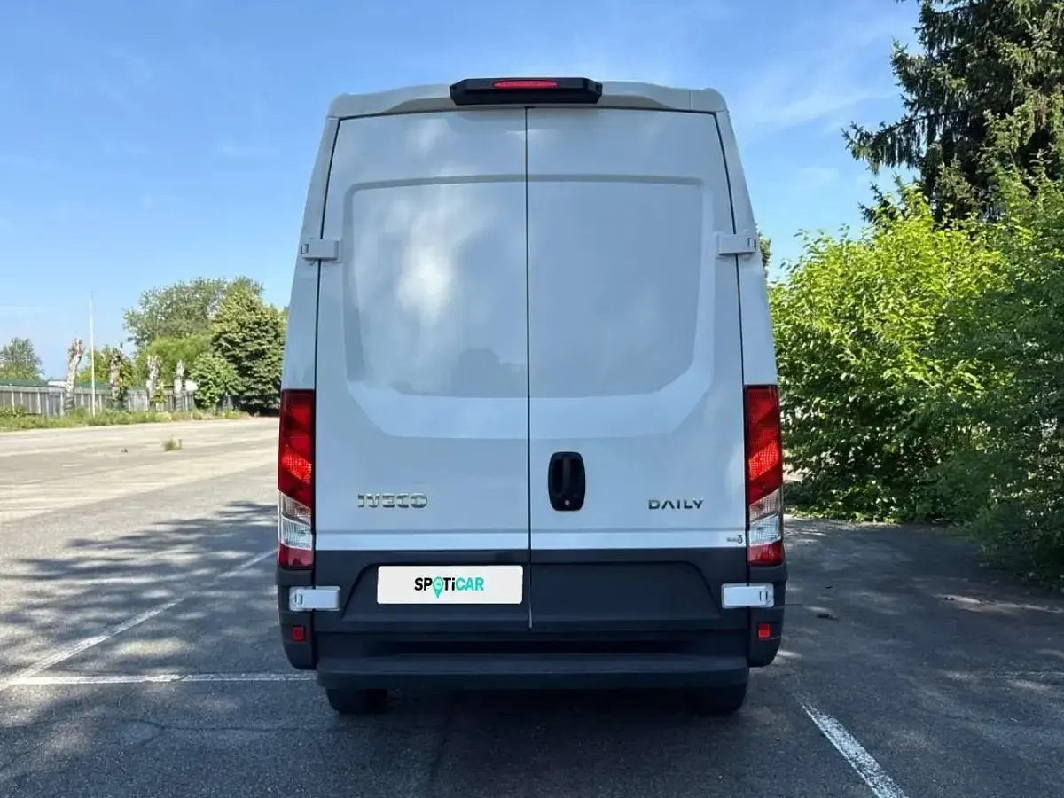 Usata Iveco Daily 116 CV (85 kW) 2020 Bianco Monovolume