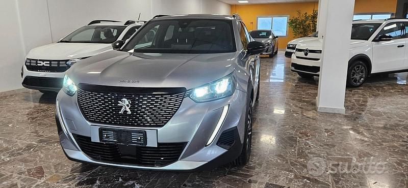 Usata Peugeot 2008 Allure 100 CV (73 kW) 2023 Grigio SUV