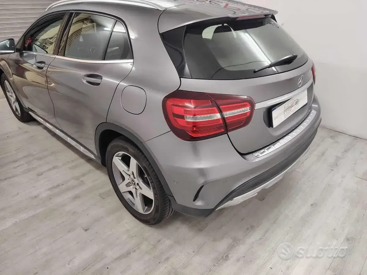 Usata Mercedes GLA180 122 CV (89 kW) 2019 Grigio SUV