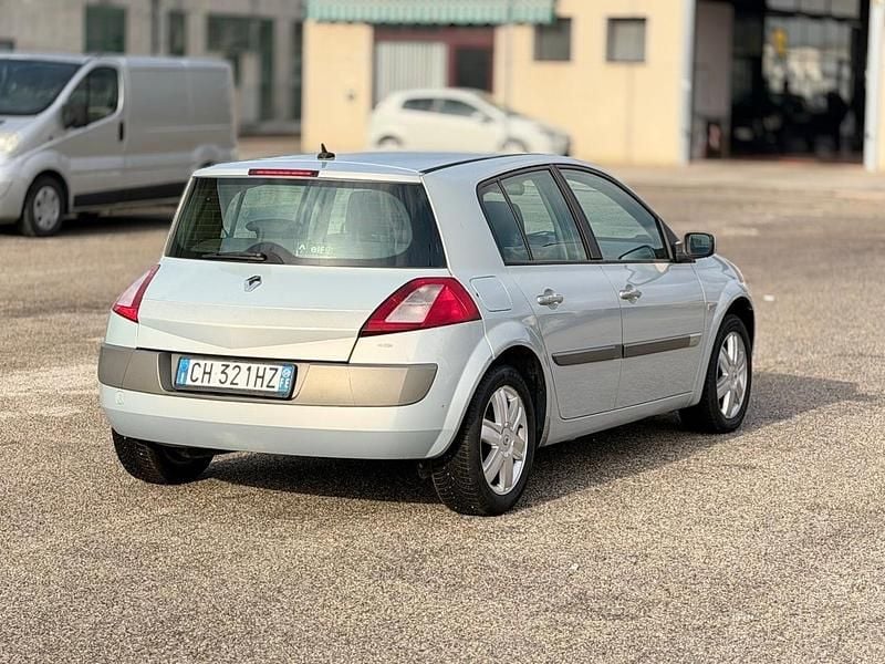 Argento Usata 2004 Renault Mégane II Tre volumi | 1500 € (Buon prezzo) - Immagine 1/4