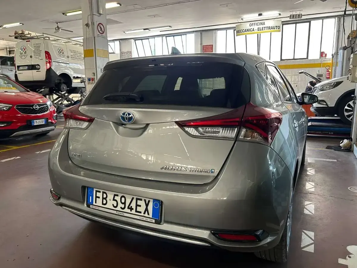 Usata Toyota Auris Hybrid Lounge 99 CV (72 kW) 2016 Grigio Berlina