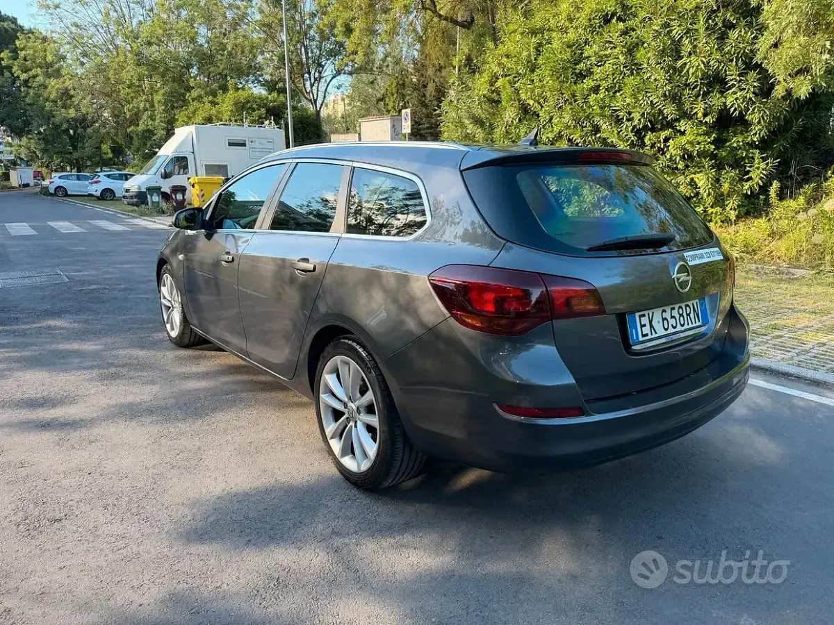 Usata Opel Astra Cosmo 110 CV (80 kW) 2011 Grigio Station wagon