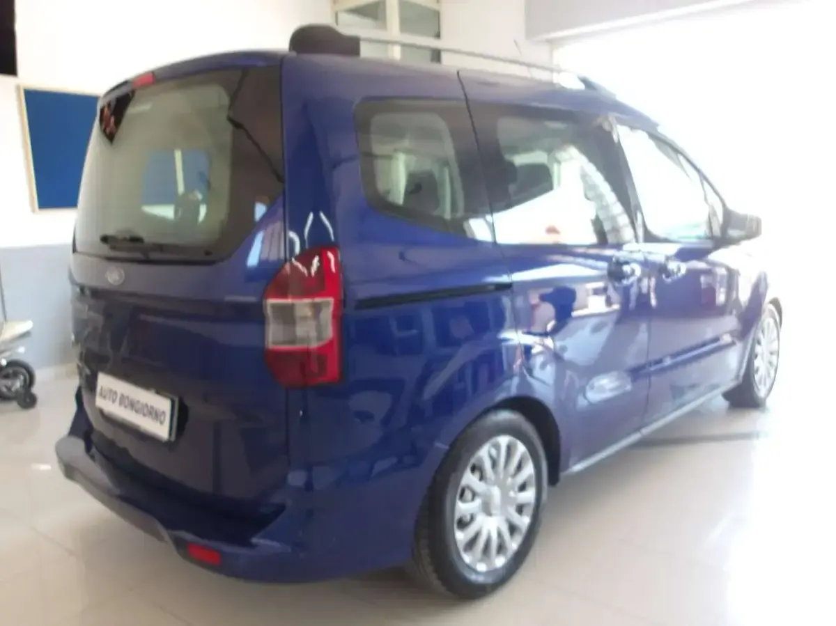 Usata Ford Tourneo Titanium 75 CV (55 kW) 2015 Blu notte Furgone