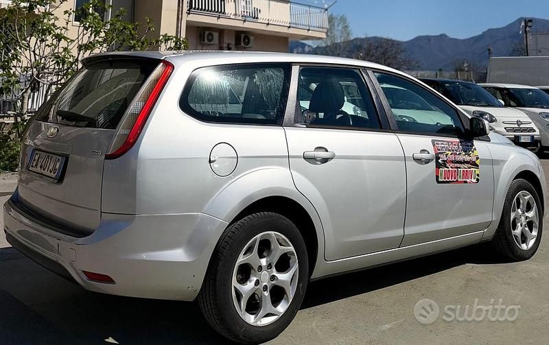 Begagnad Ford Focus 109 HK (80 kW) 2010 Grå Kombi