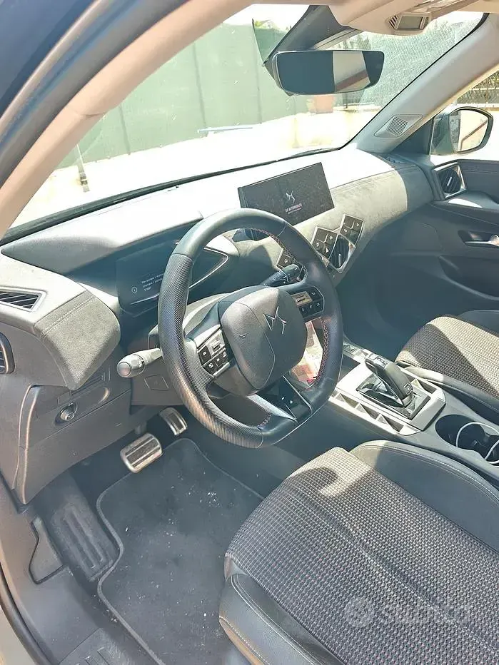 Käytetty DS Automobiles DS3 Performance 131 HP (96 kW) 2023 Harmaa Sedan