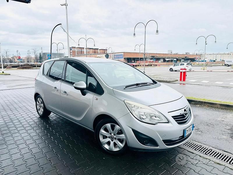 Usata Opel Meriva 100 CV (73 kW) 2012 Grigio Monovolume
