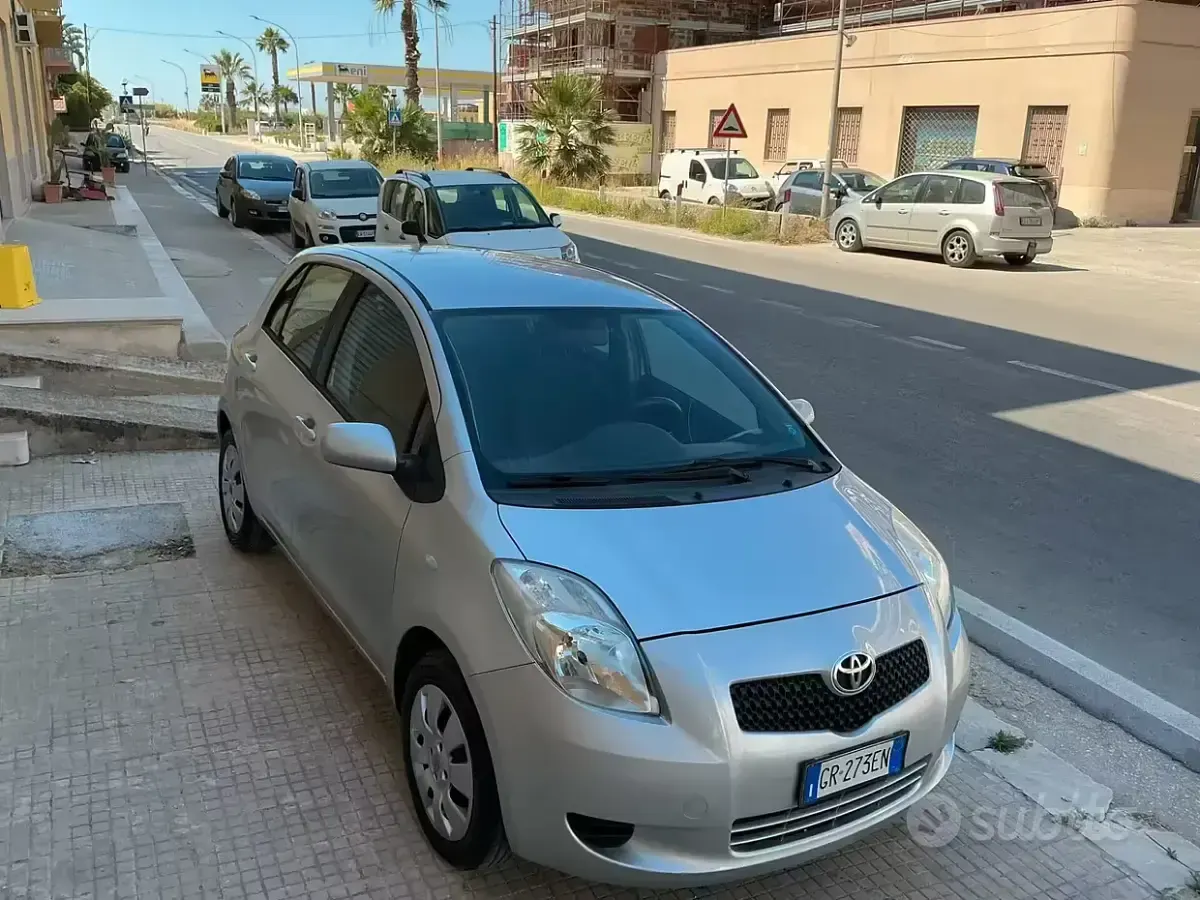 Usata Toyota Yaris Sol 69 CV (50 kW) 2007 Grigio Utilitaria