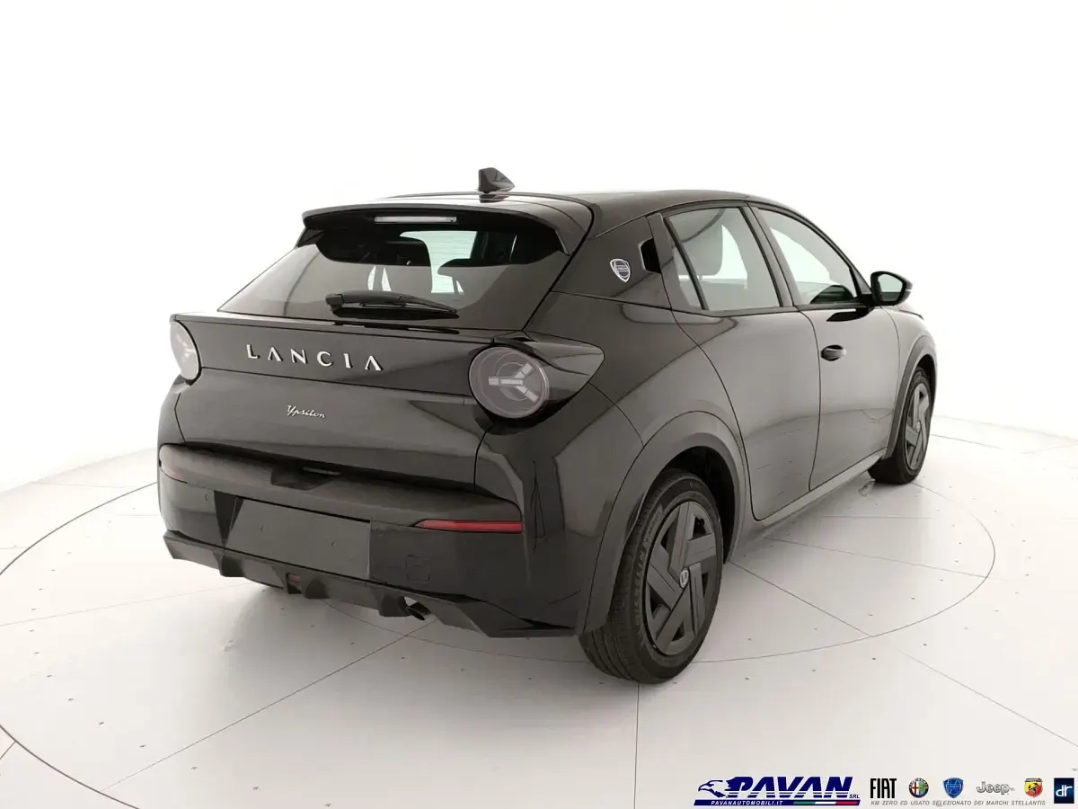 Nuova Lancia Ypsilon 101 CV (74 kW) 2025 Nero Utilitaria