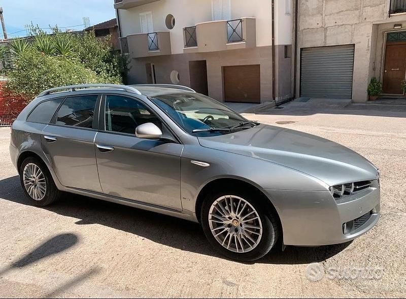 Usata 2012 Alfa Romeo 159 Tre volumi | 4500 € (Buon prezzo) - Immagine 1/4