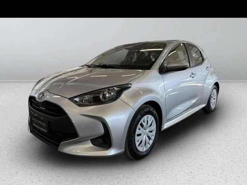 Usata Toyota Yaris Hybrid Active 92 CV (67 kW) 2025 Silver met Berlina