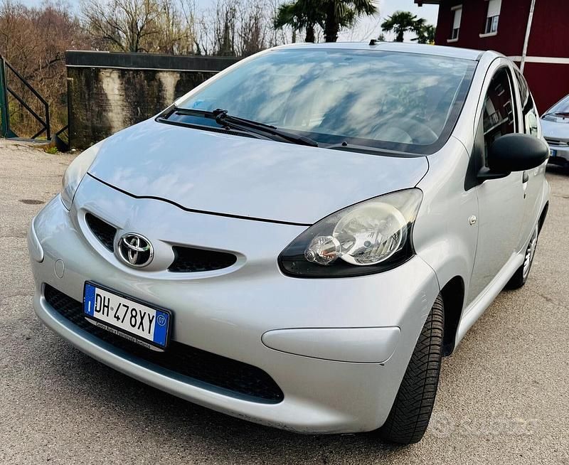 Usata Toyota Aygo Sol 67 CV (49 kW) 2007 Grigio Utilitaria