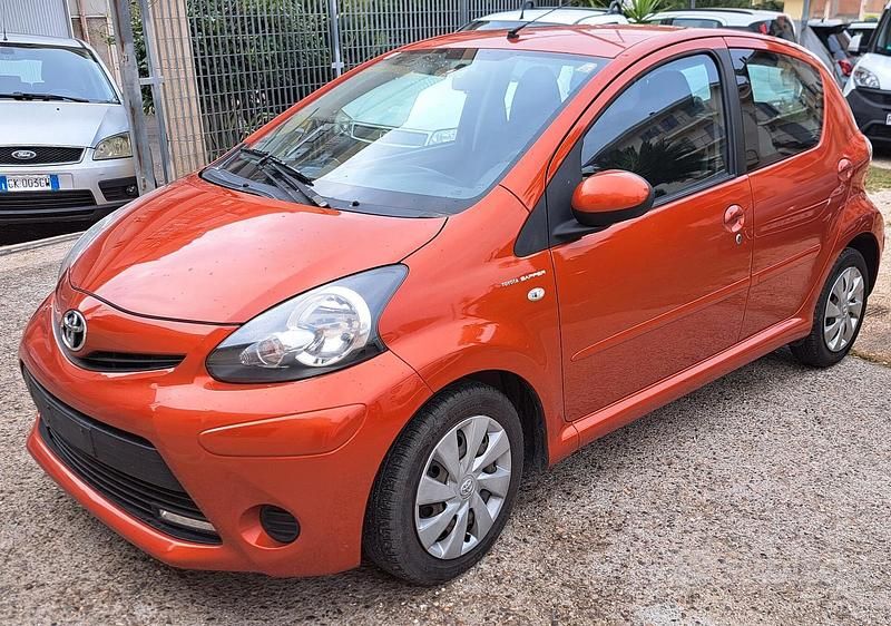 Usata Toyota Aygo Connect Style 67 CV (49 kW) 2013 Arancione Utilitaria
