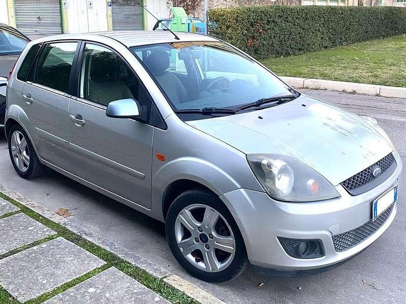 Usata Ford Fiesta Titanium 68 CV (50 kW) 2005 Argento Utilitaria