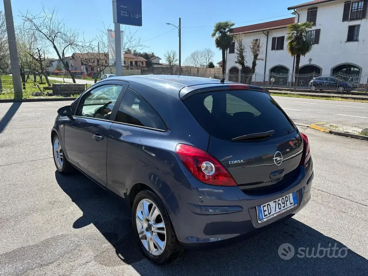 Usata Opel Corsa 85 CV (62 kW) 2011 Grigio Utilitaria