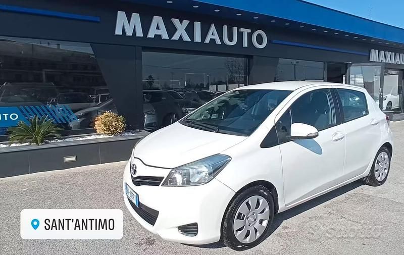 Usata Toyota Yaris 69 CV (50 kW) 2013 Bianco Utilitaria
