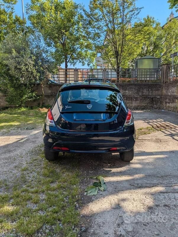 Usata Lancia Ypsilon 69 CV (50 kW) 2016 Blu Utilitaria