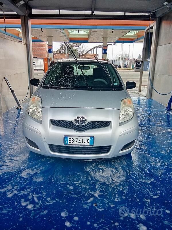 Blu Usata 2010 Toyota Yaris Tre volumi | 3000 € (Ottimo prezzo) - Immagine 1/4