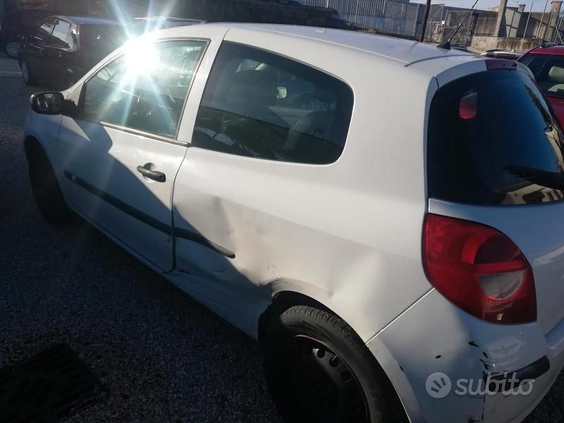 Usata Renault Clio II 105 CV (77 kW) 2006 Bianco Utilitaria
