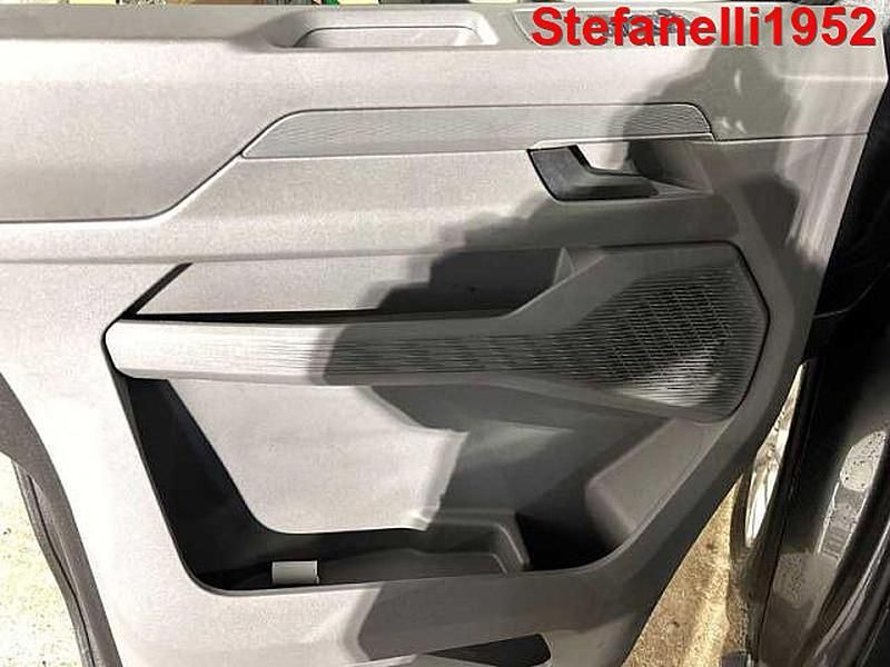 Usata VW Caravelle 150 CV (110 kW) 2025 Verde met Monovolume