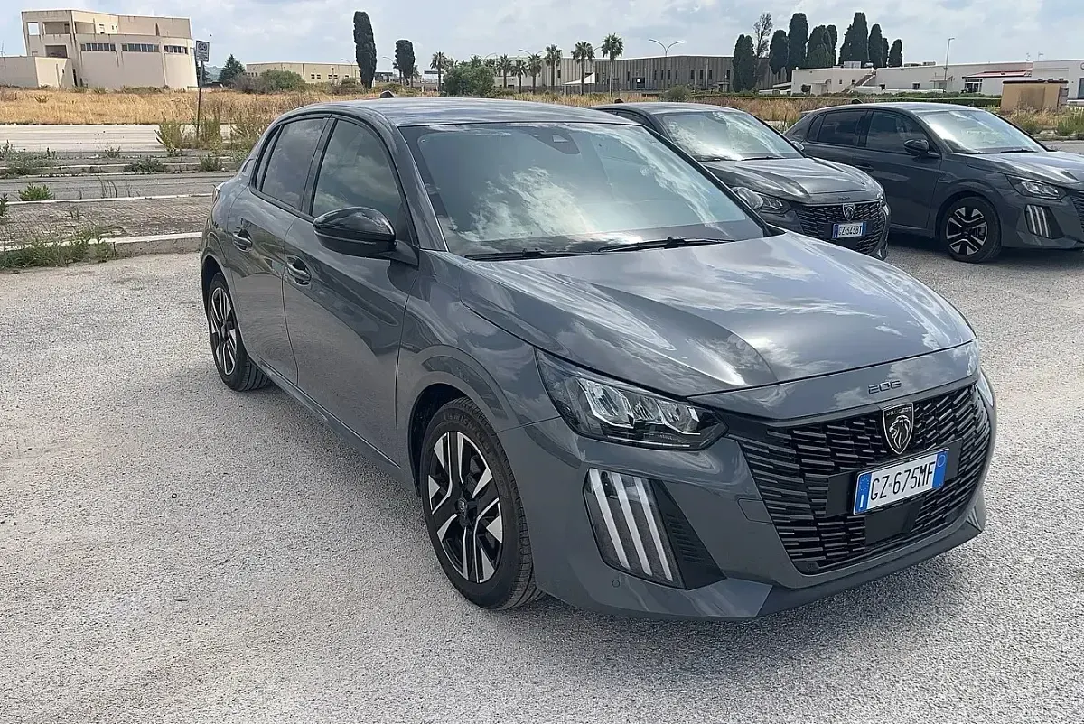 Usata Peugeot 208 Allure 100 CV (73 kW) 2025 Grigio selenium  metalli Utilitaria