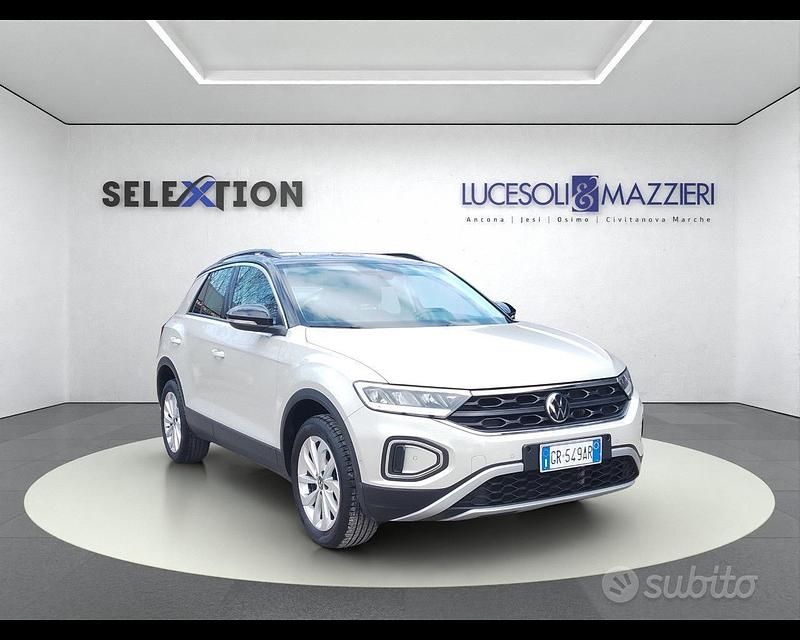 Usata VW T-Roc Life 110 CV (80 kW) 2023 Giallo SUV