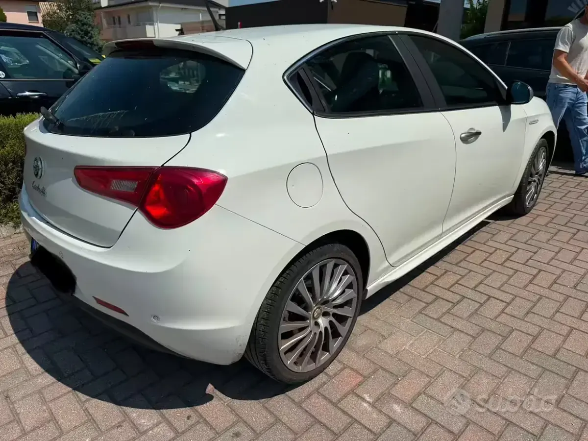 Usata Alfa Romeo Giulietta Distinctive 170 CV (125 kW) 2010 Bianco Utilitaria