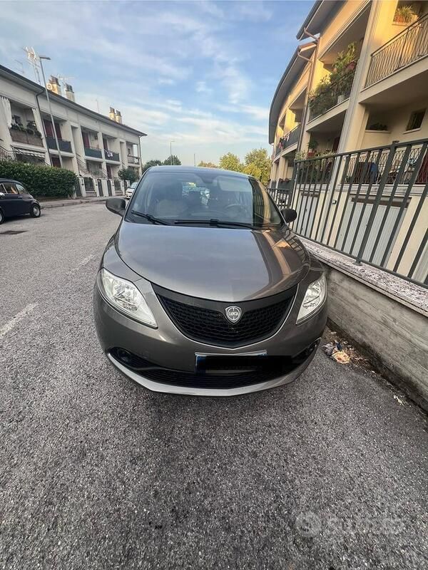 Usata Lancia Ypsilon 69 CV (50 kW) 2018 Grigio Utilitaria