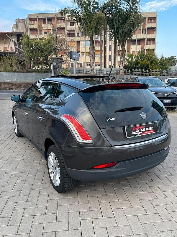 Usata Lancia Delta Platinum 120 CV (88 kW) 2011 Grigio Utilitaria