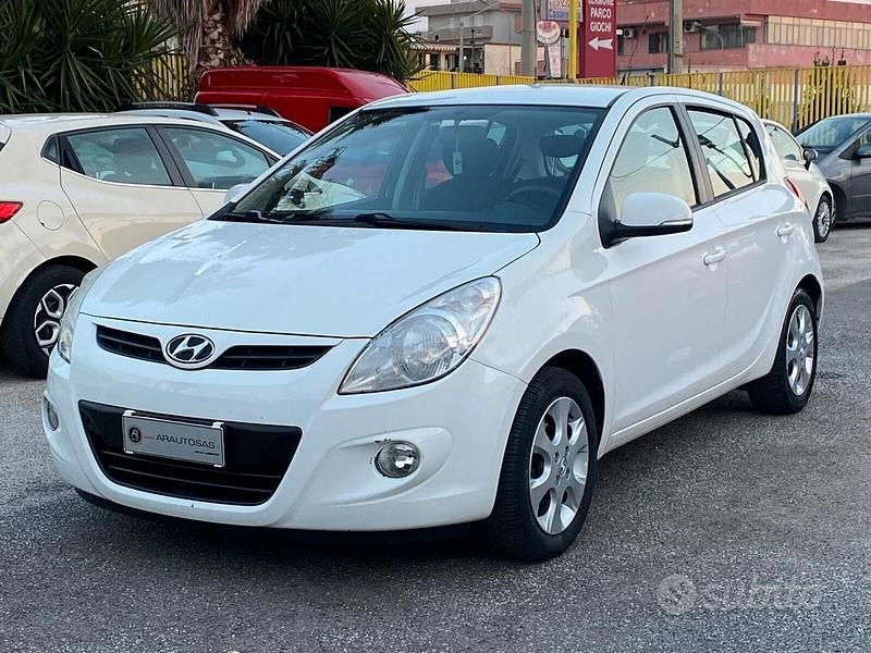 Usata Hyundai i20 Edition 77 CV (56 kW) 2012 Bianco Utilitaria
