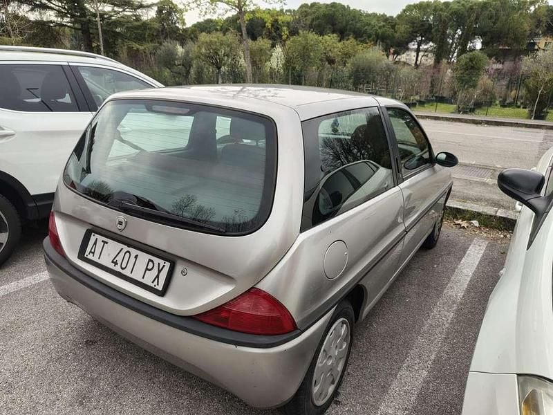 Usata Lancia Ypsilon 60 CV (44 kW) 1997 Argento Utilitaria