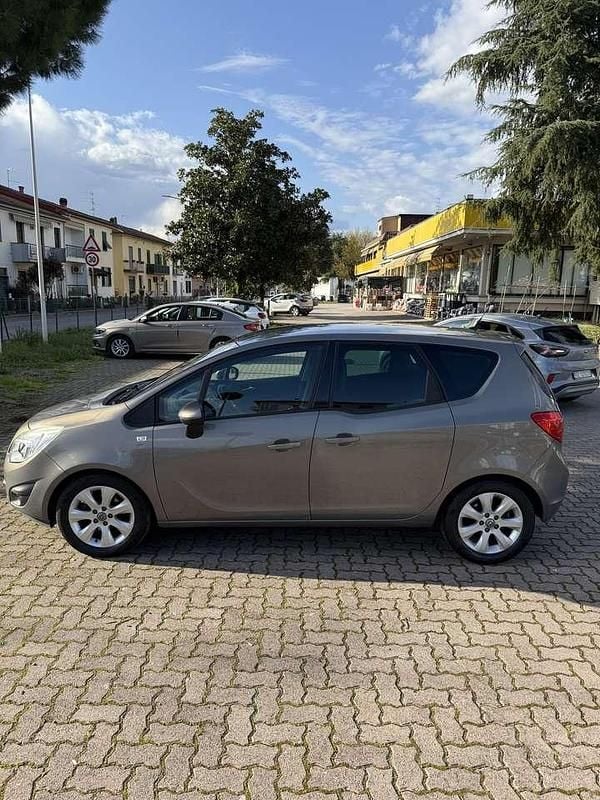 Usata Opel Meriva Cosmo 95 CV (69 kW) 2011 Bronzo Monovolume