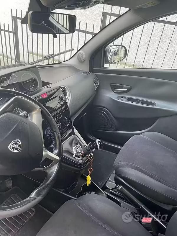 Usata Lancia Ypsilon 80 CV (58 kW) 2015 Grigio Utilitaria