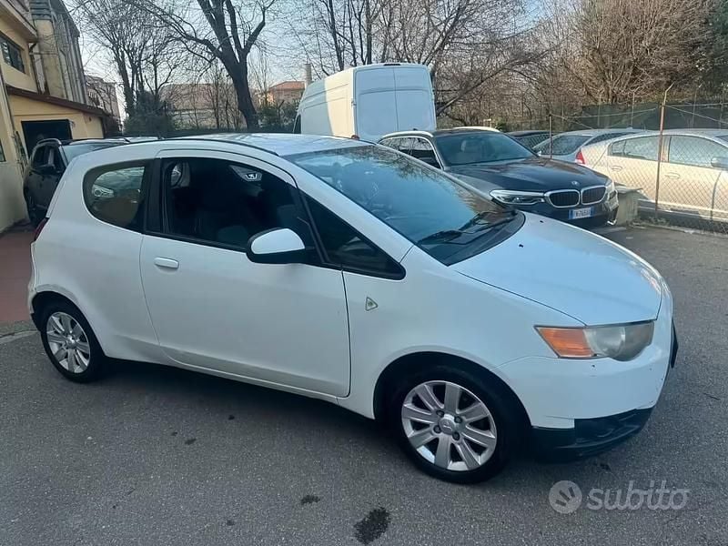 Usata Mitsubishi Colt Invite 75 CV (55 kW) 2009 Bianco Utilitaria