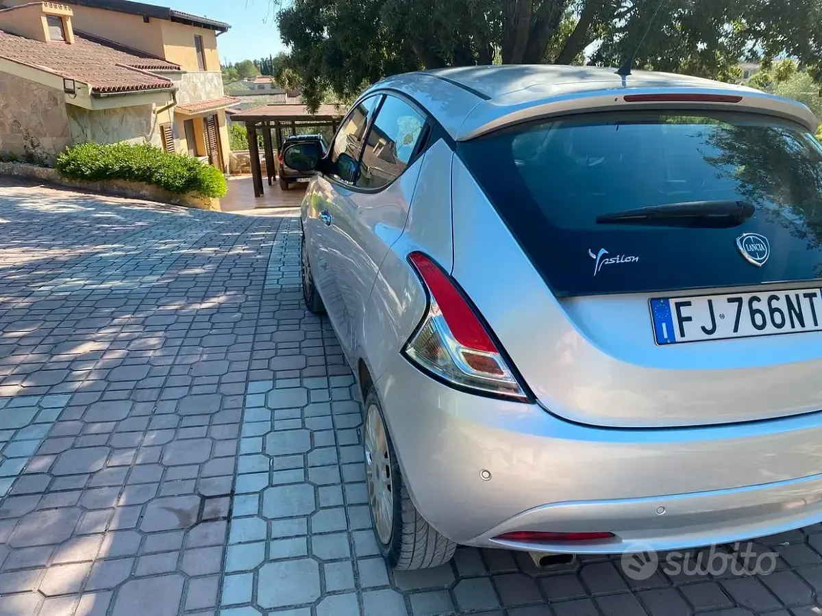 Usata Lancia Ypsilon 69 CV (50 kW) 2017 Grigio Utilitaria