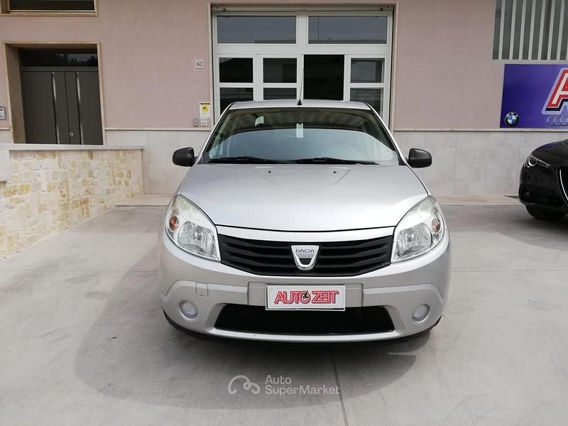 Grigio Usata 2010 Dacia Sandero Due volumi | 4900 € (Molto cara) - Immagine 1/4