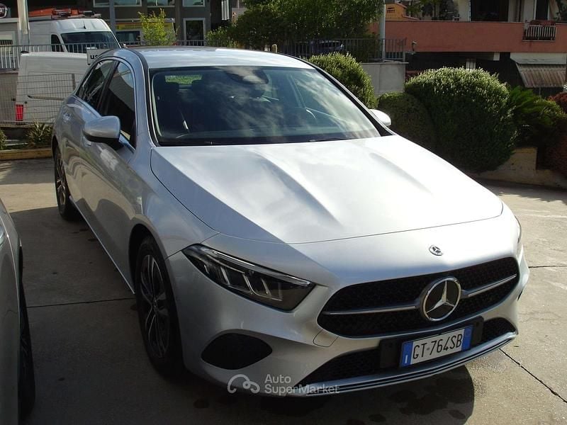 Usata Mercedes A180 Advanced Plus 116 CV (85 kW) 2023 Grigio argento met. Berlina