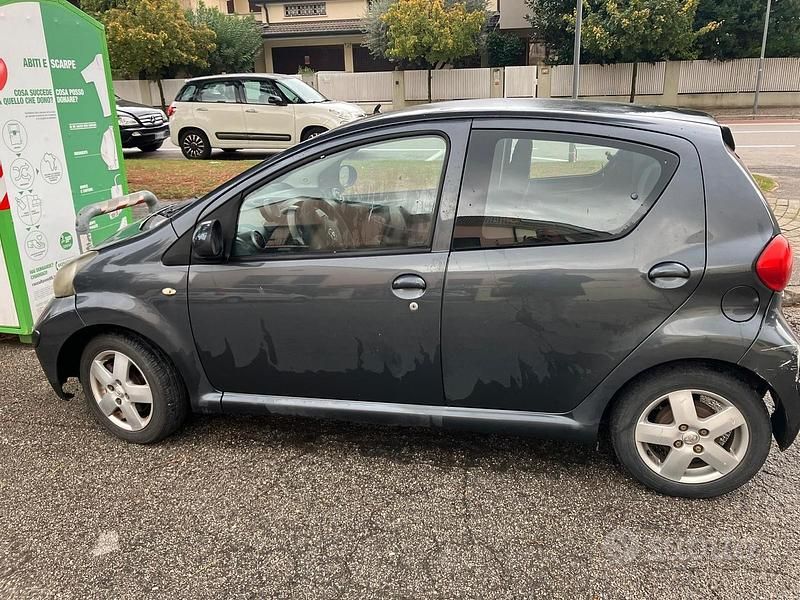 Nero Usata 2006 Toyota Aygo Due volumi | 1500 € (Buon prezzo) - Immagine 1/4