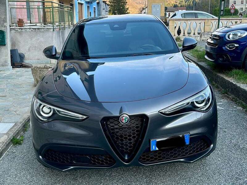 Usato 2022 Alfa Romeo Stelvio 2.0 Benzin 201 CV (40.300 €)