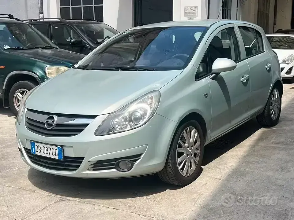 Usata Opel Corsa 80 CV (58 kW) 2009 Verde Utilitaria